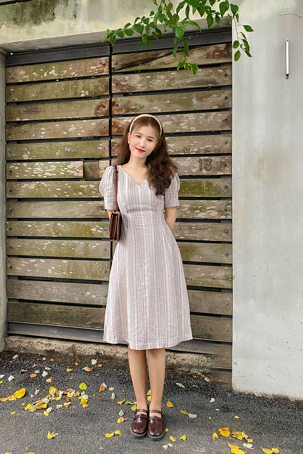 Đầm xòe họa tiết kẻ sọc cổ V