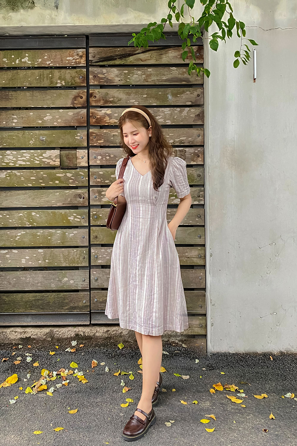 Đầm xòe họa tiết kẻ sọc cổ V