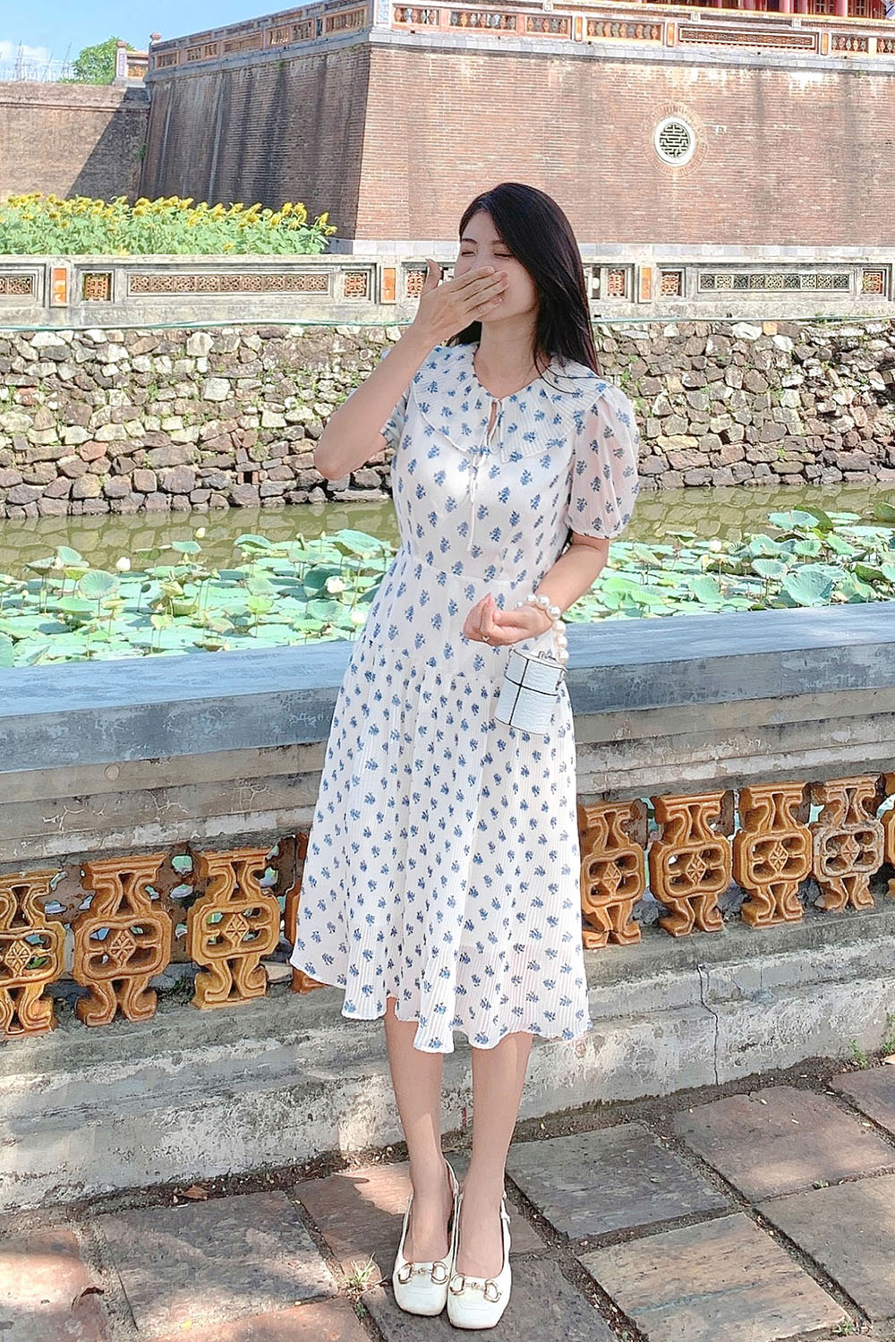 Đầm xòe hoa cổ viền bèo