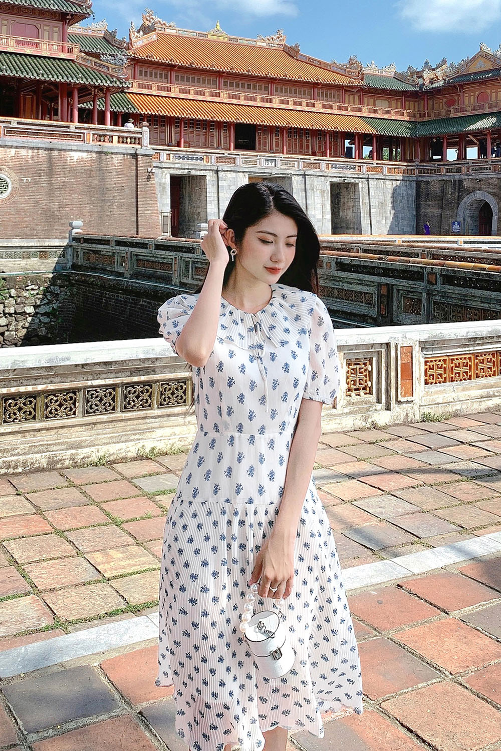 Đầm xòe hoa cổ viền bèo