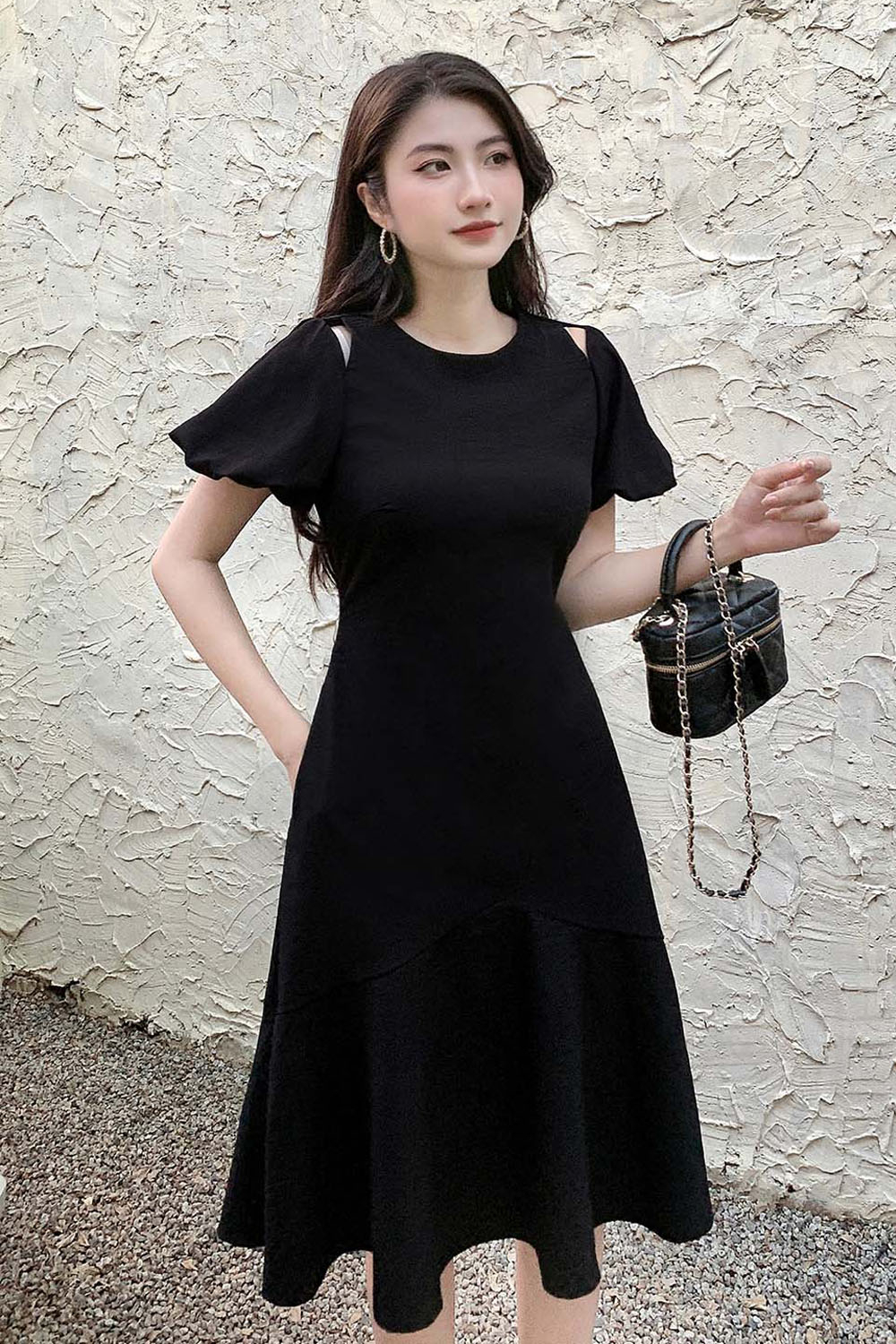 Đầm đen đuôi cá tay phồng