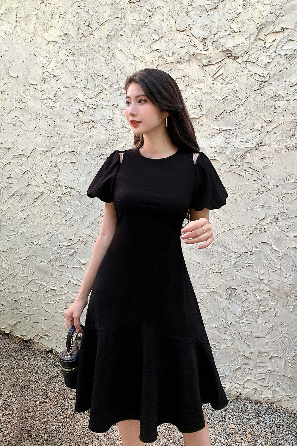 Đầm đen đuôi cá tay phồng