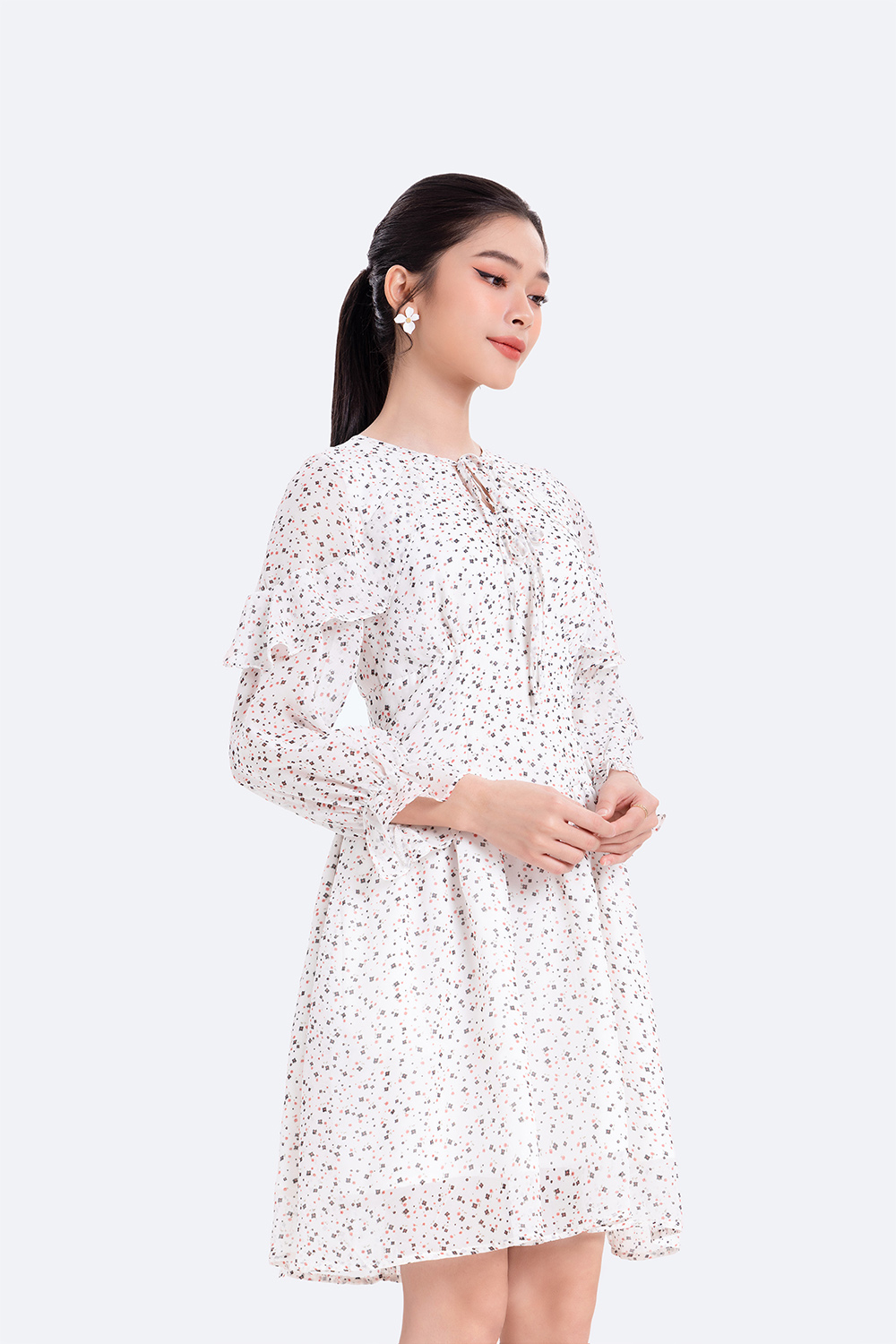 Đầm xòe hoa nhí nhấn eo tay dài