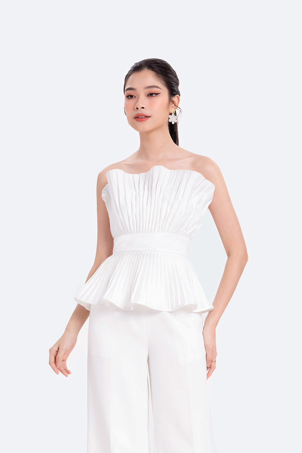 Áo peplum trắng xếp ly cúp ngực