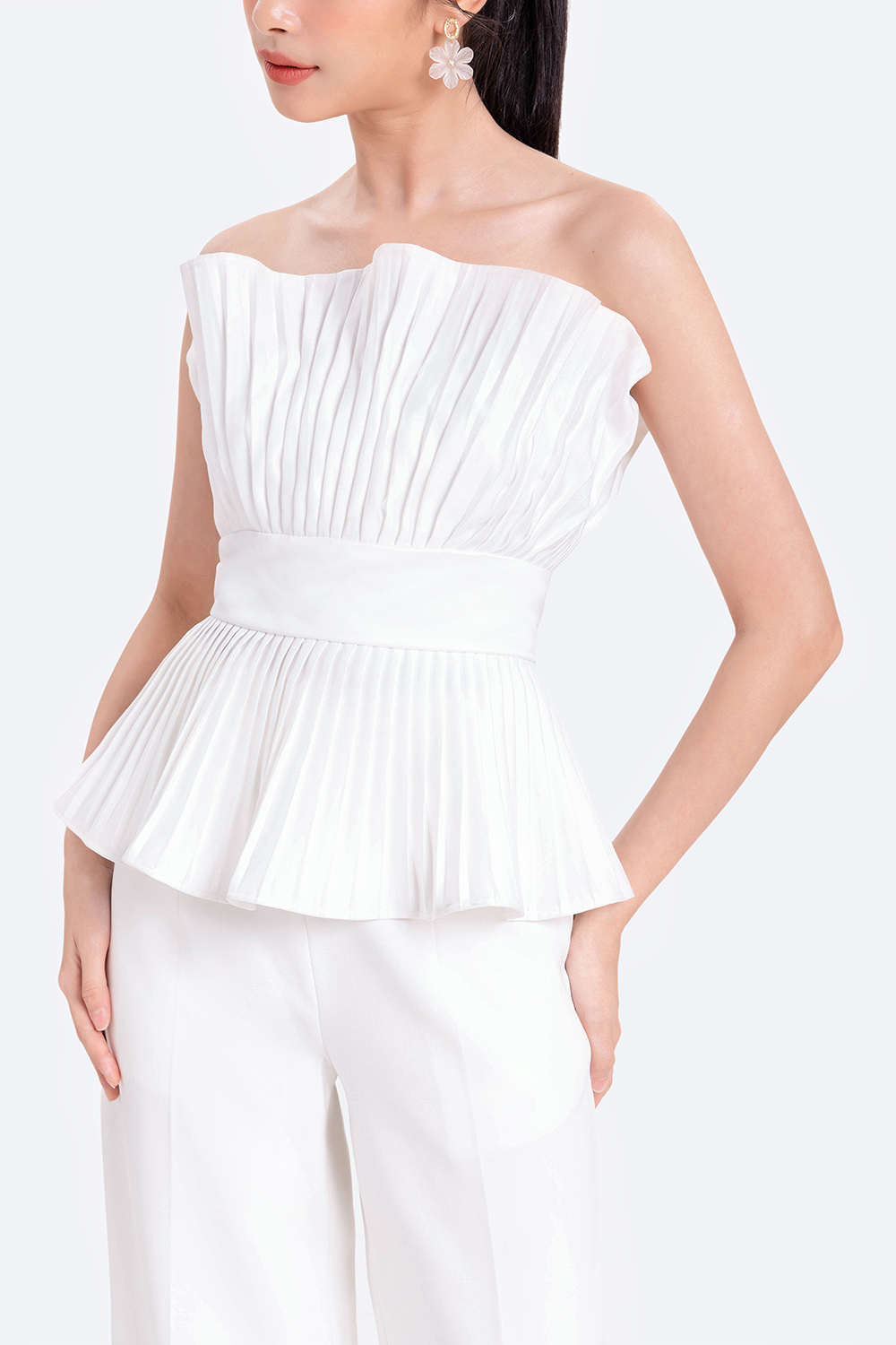 Áo peplum trắng xếp ly cúp ngực