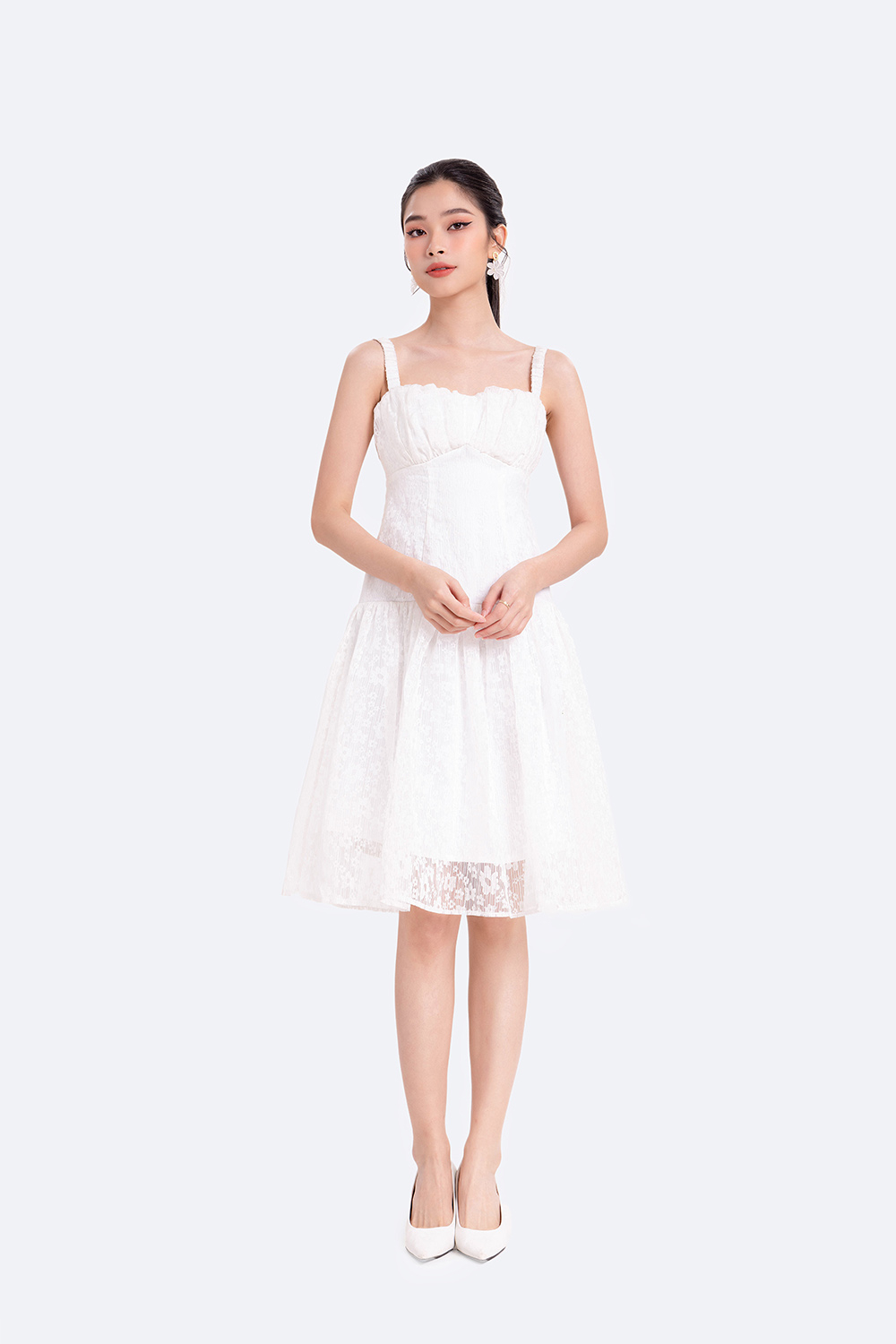 Đầm ren trắng hai dây cut-out lưng