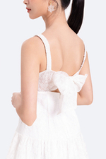 Đầm ren trắng hai dây cut-out lưng