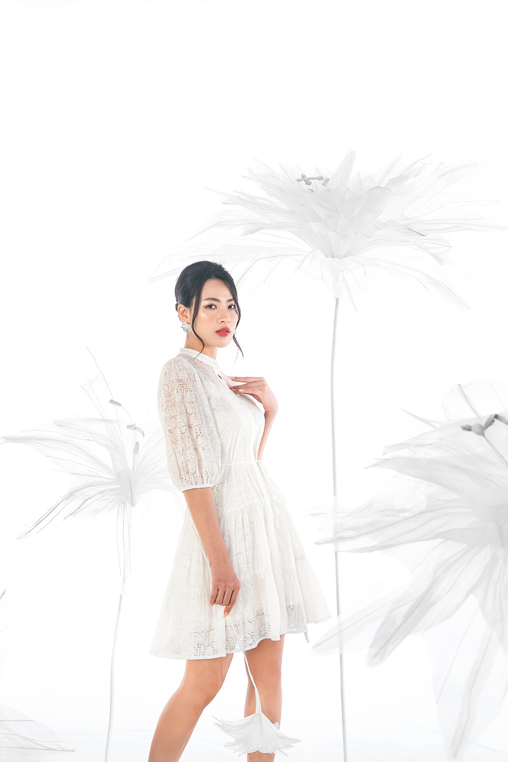 Đầm ren trắng dáng xòe tay lỡ