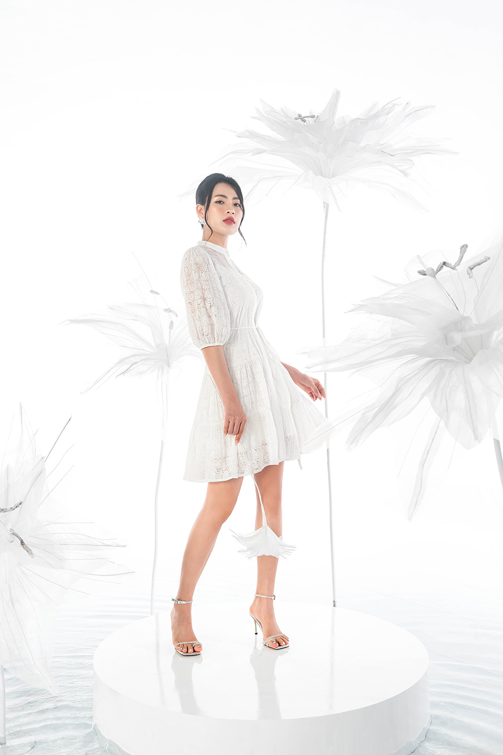 Đầm ren trắng dáng xòe tay lỡ