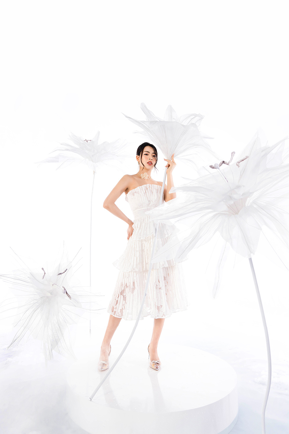 Đầm trắng tầng xếp ly cúp ngực