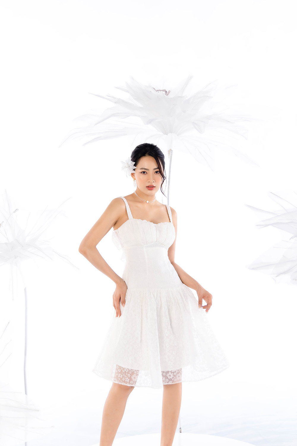 Đầm ren trắng hai dây cut-out lưng