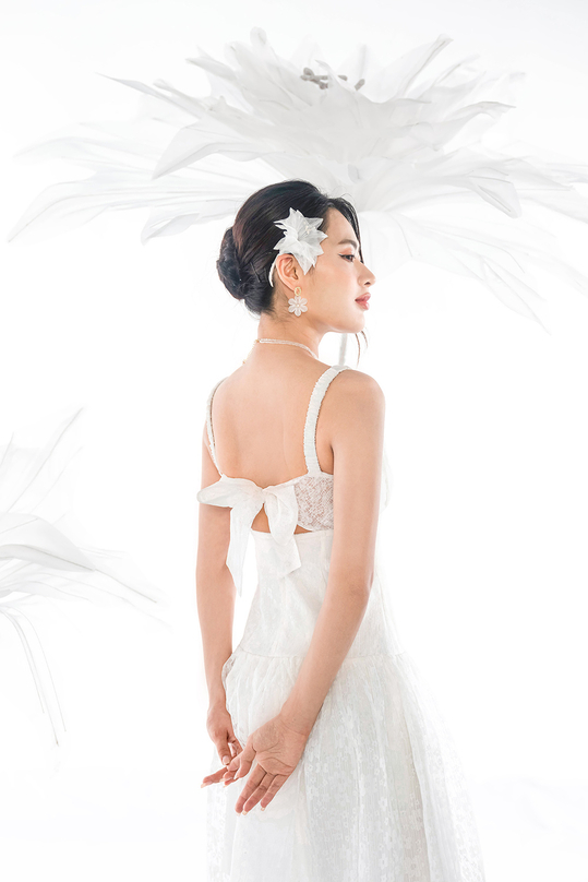 Đầm ren trắng hai dây cut-out lưng HL21-35