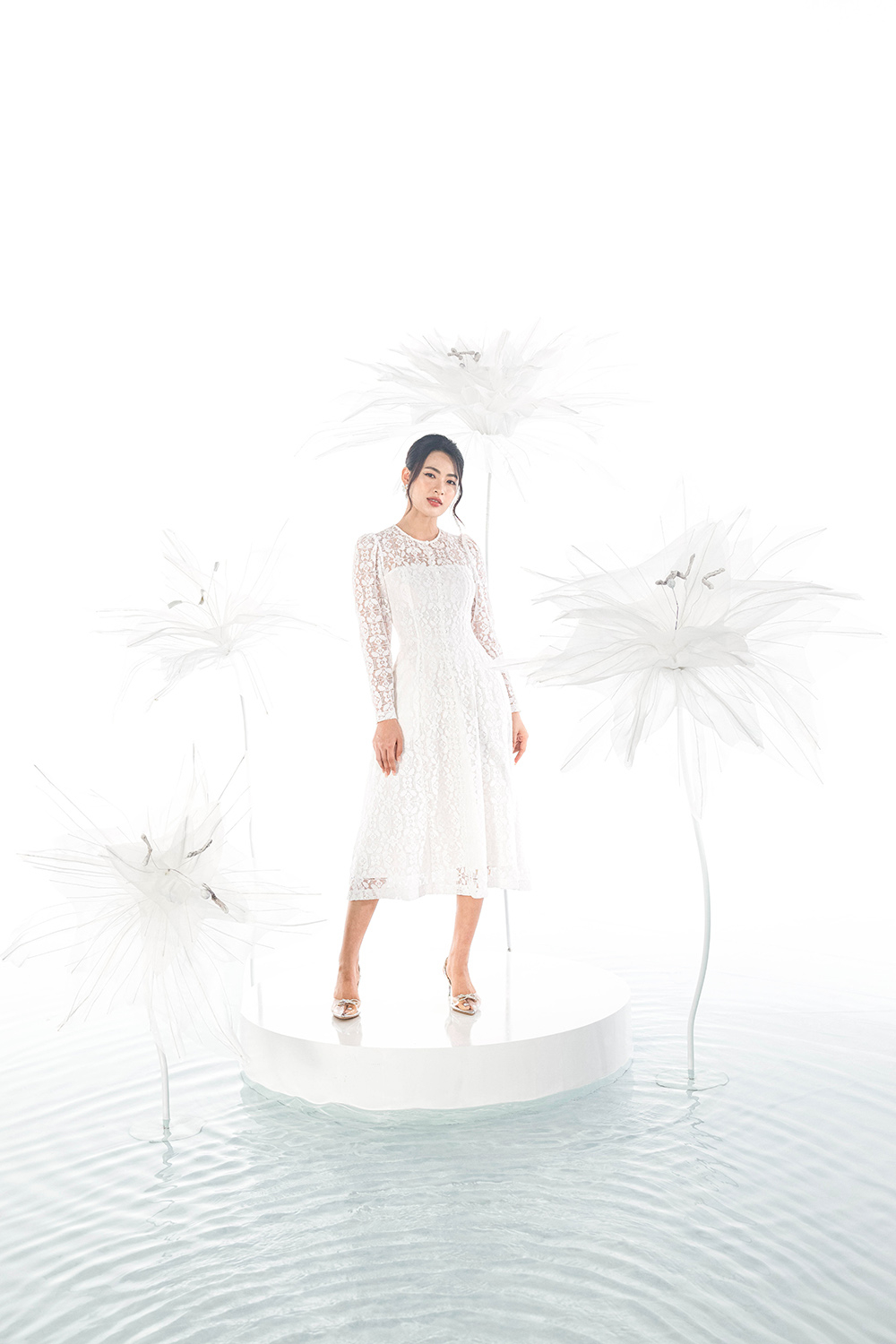 Đầm ren trắng dáng xòe tay dài