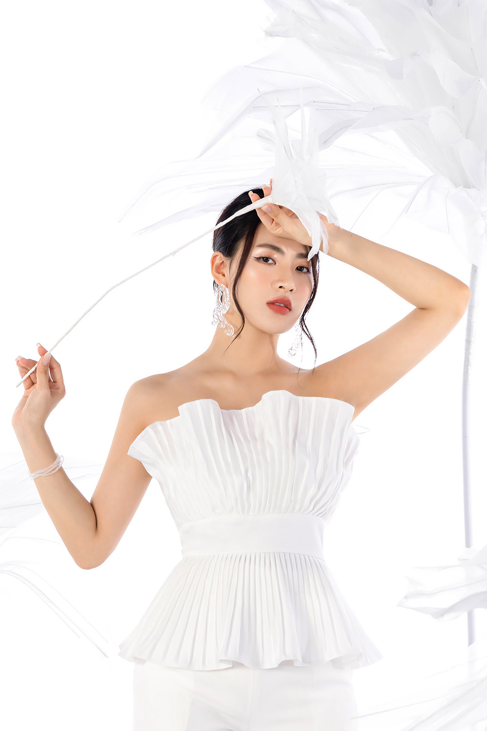 Áo peplum trắng xếp ly cúp ngực