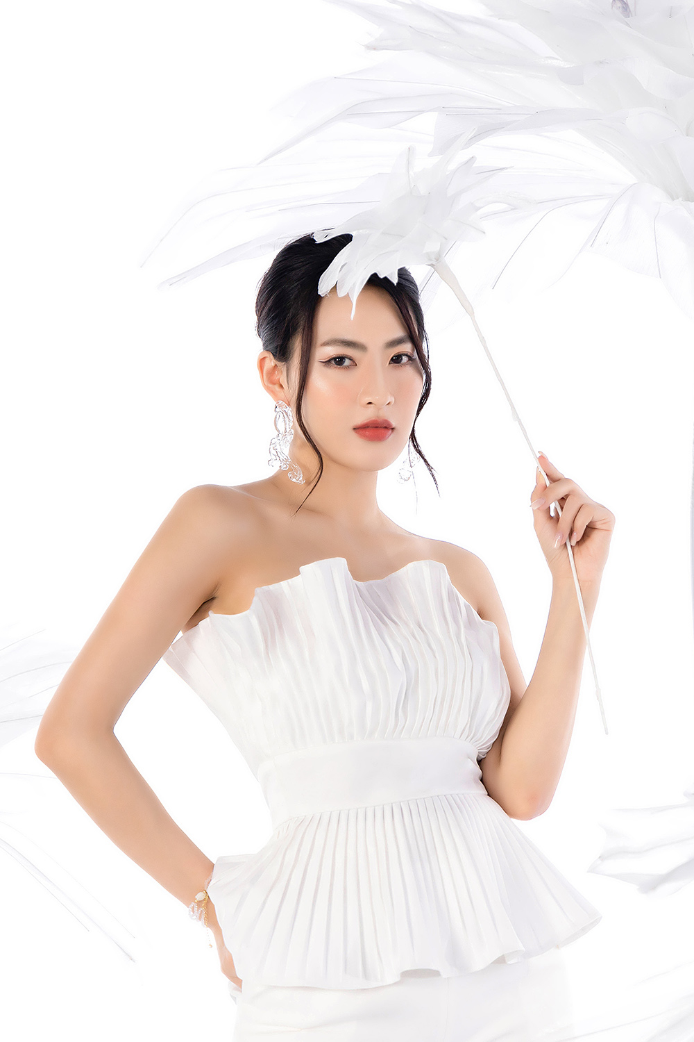 Áo peplum trắng xếp ly cúp ngực