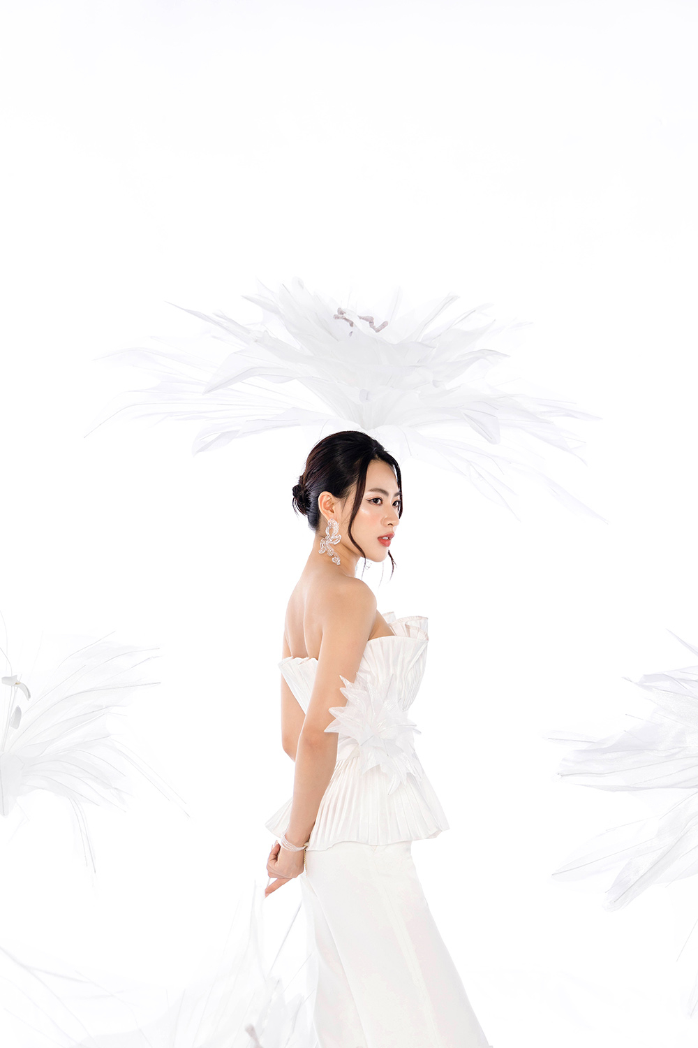 Áo peplum trắng xếp ly cúp ngực