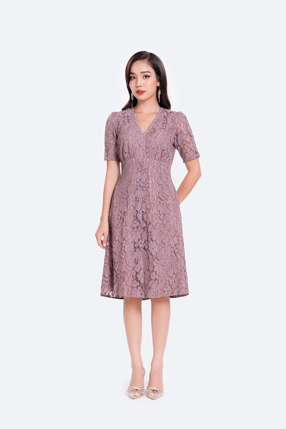 Đầm ren cổ tim dáng chữ A xòe nhẹ