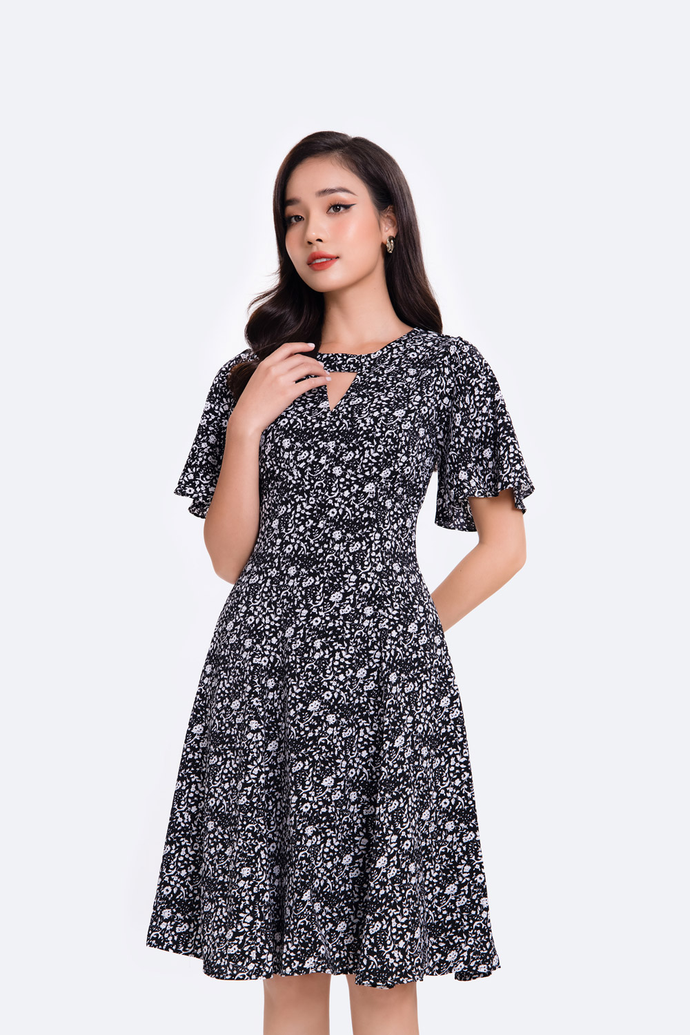 Đầm xòe đen hoa nhí cổ tròn cut-out