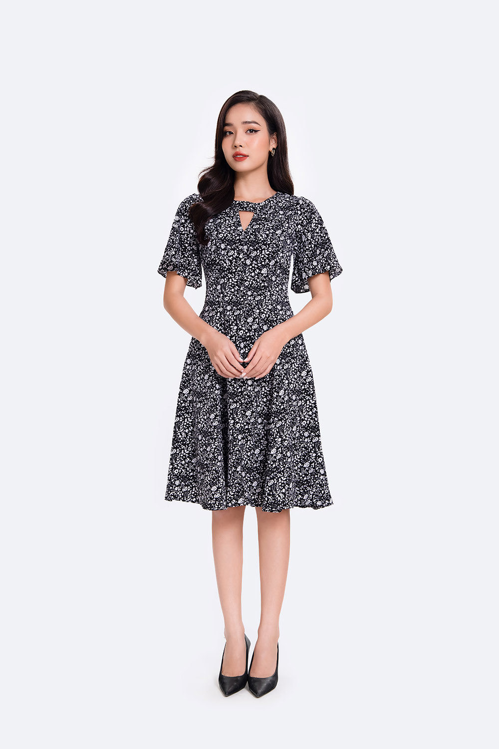 Đầm xòe đen hoa nhí cổ tròn cut-out