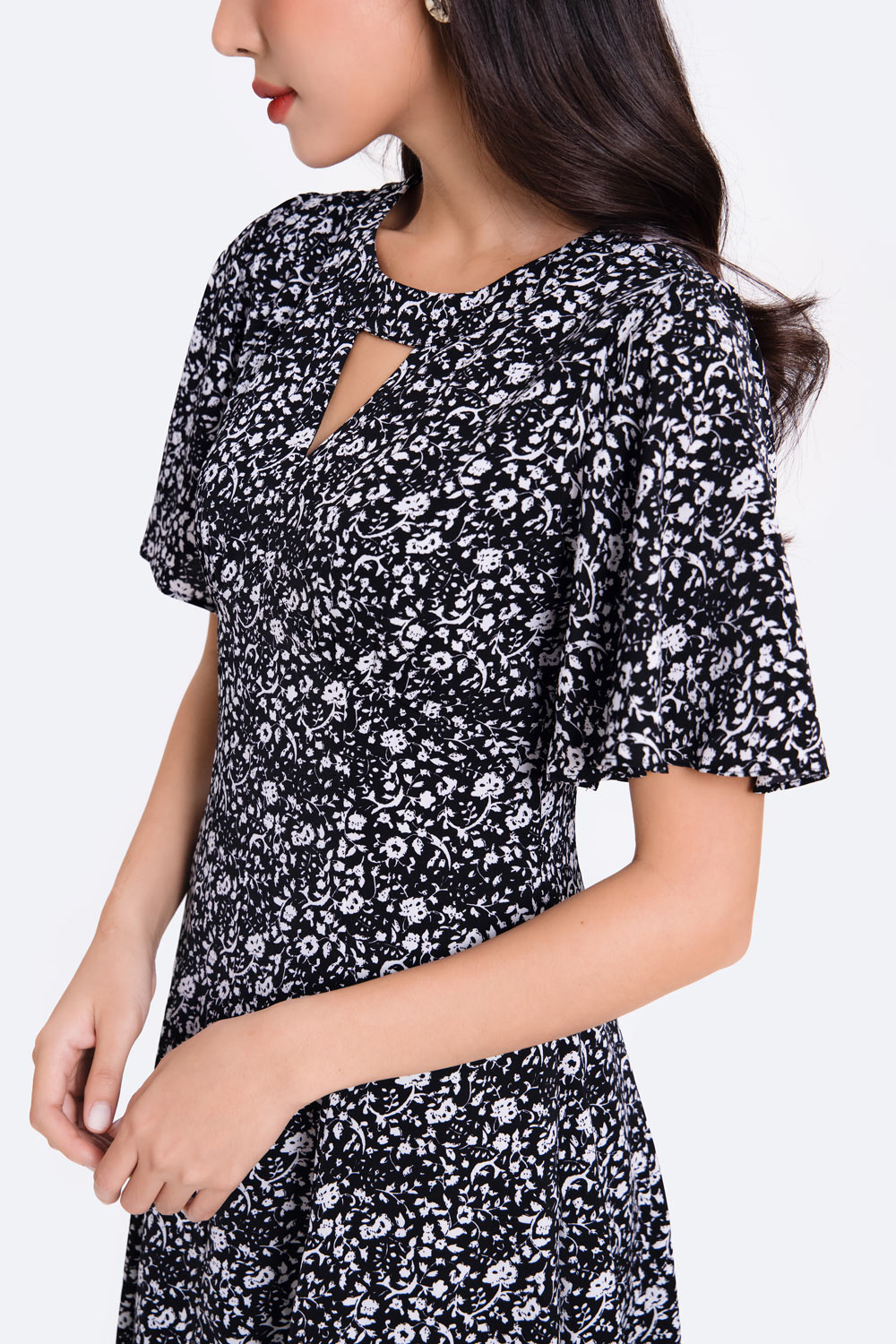 Đầm xòe đen hoa nhí cổ tròn cut-out