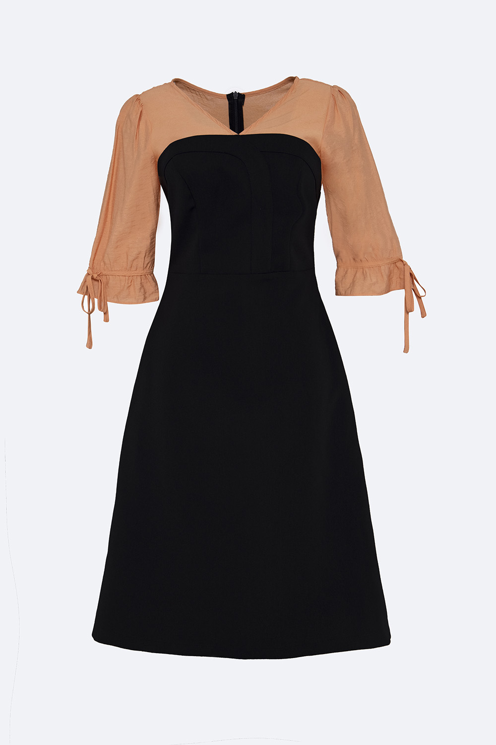 Đầm đen phối màu dáng xòe