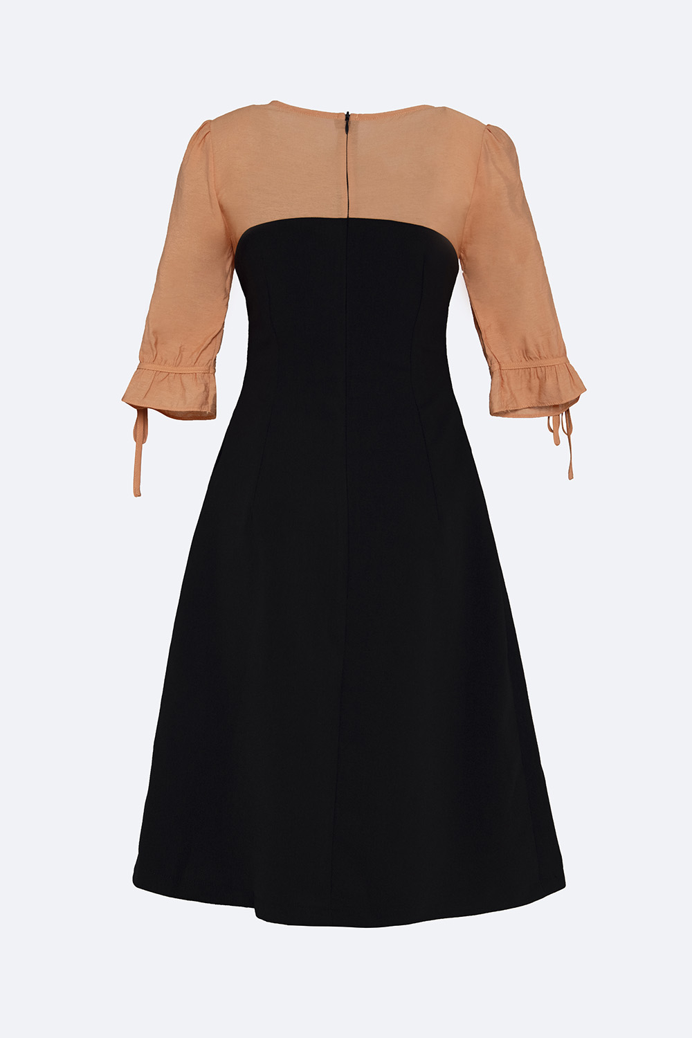 Đầm đen phối màu dáng xòe