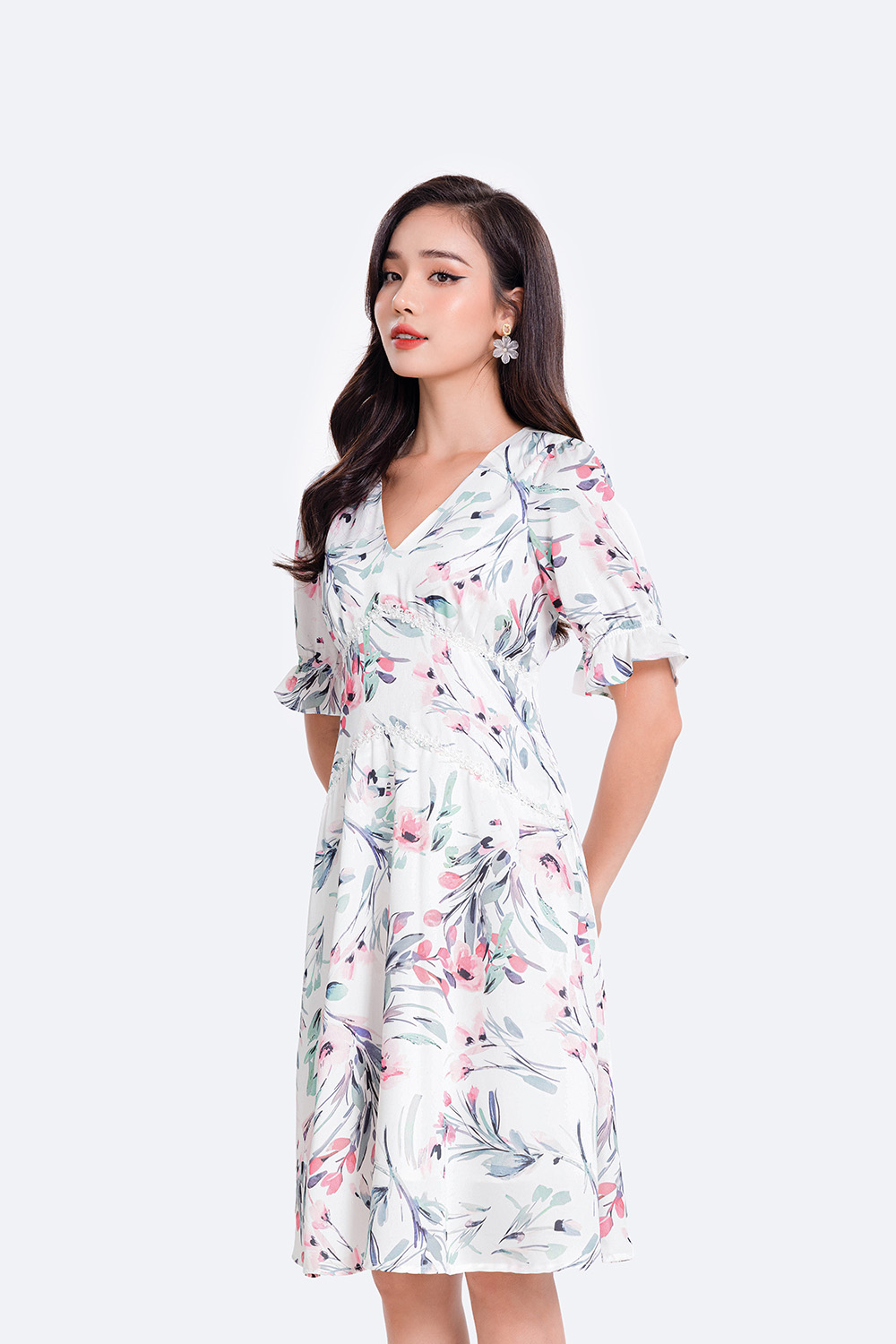 Đầm hoa phối đăng ten cổ V tay lỡ