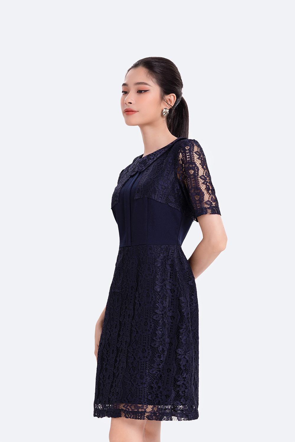 Đầm ren dáng chữ A cổ sen