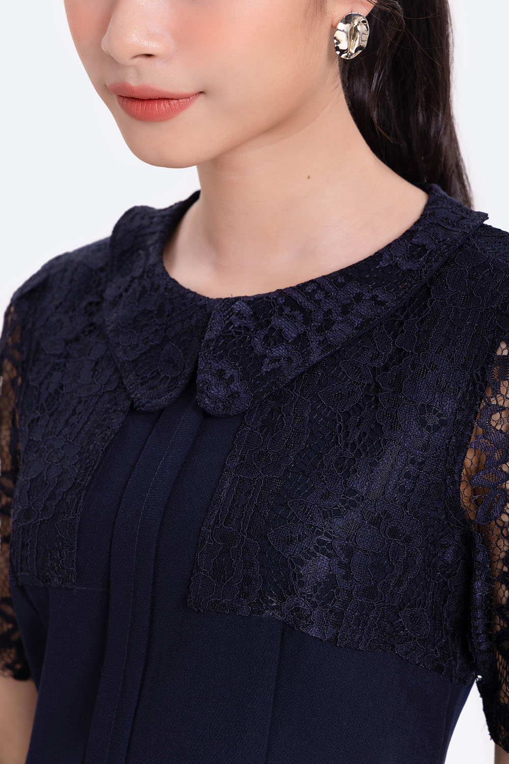 Đầm ren dáng chữ A cổ sen