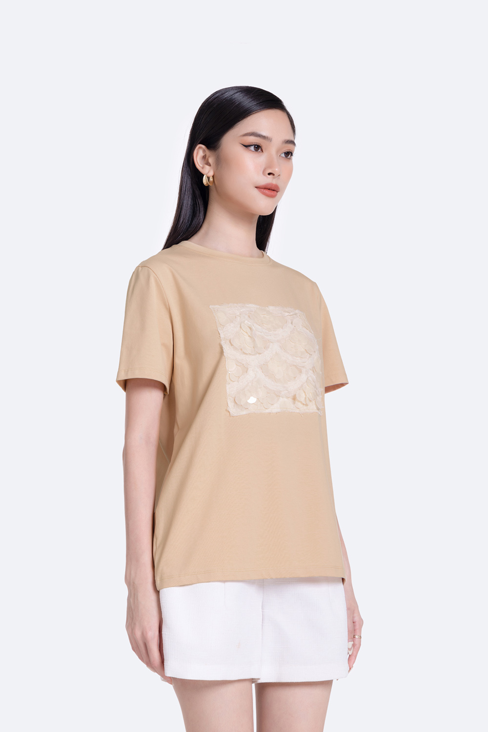 Áo thun màu be tay ngắn phối kim sa