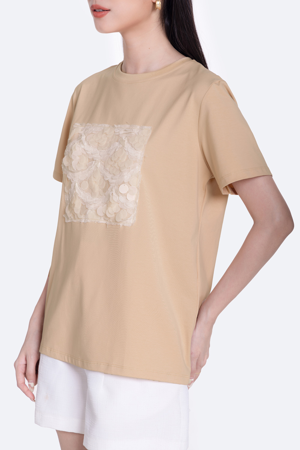 Áo thun màu be tay ngắn phối kim sa