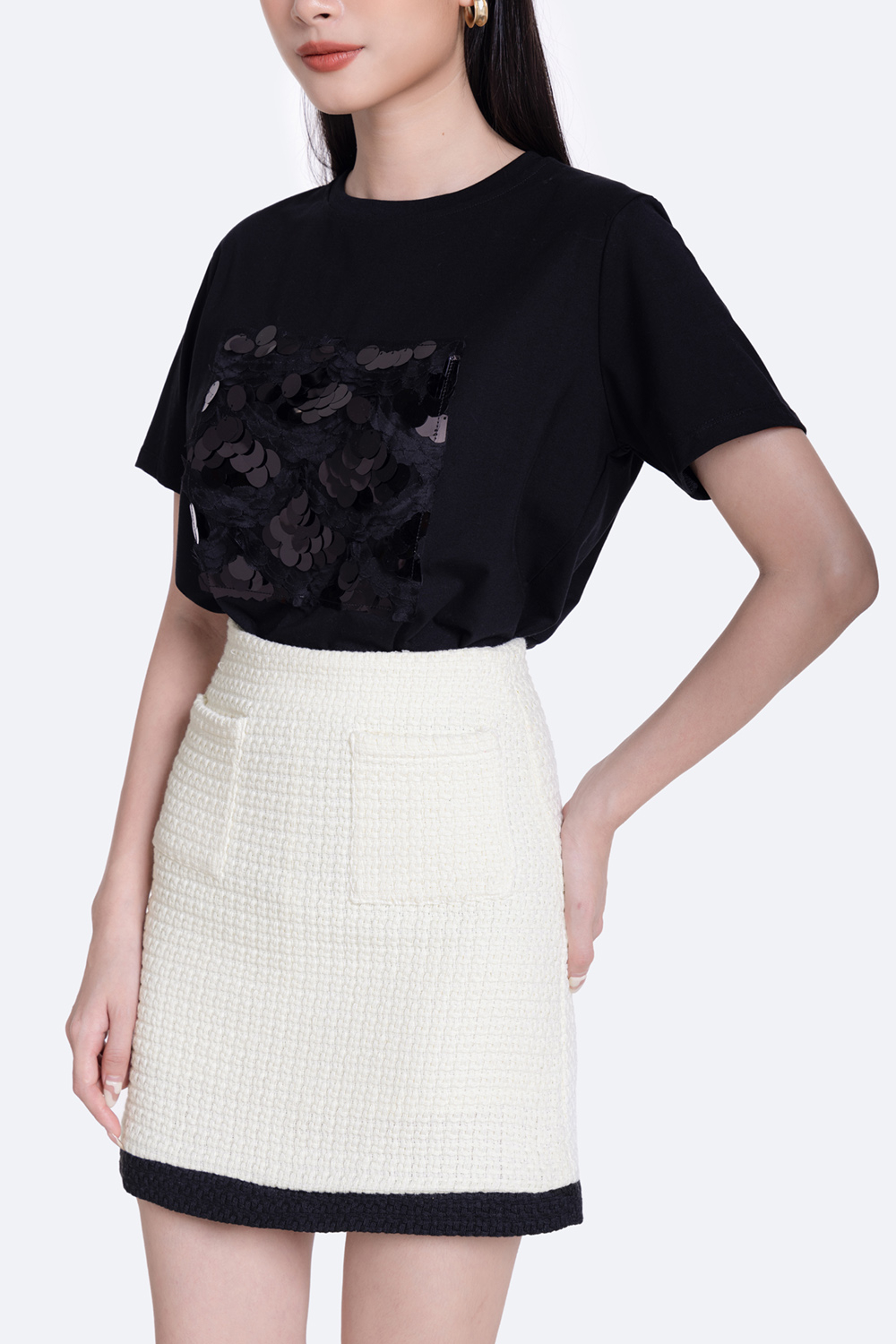 Áo thun nữ màu đen đính kim sa