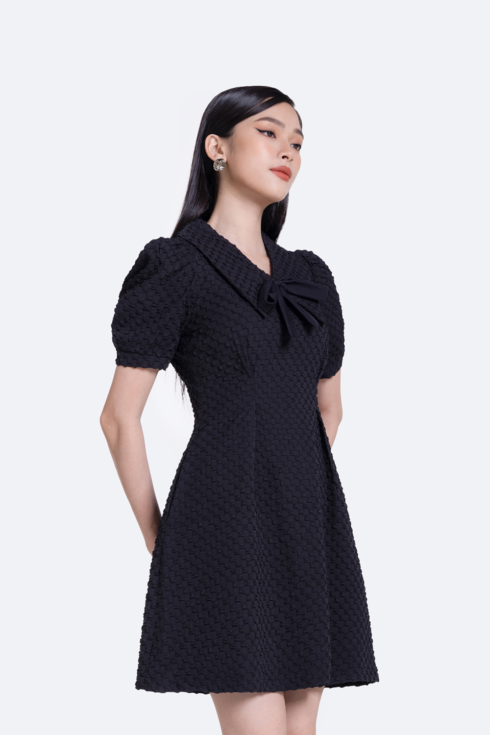 Đầm đen xòe cổ sen phối nơ tay ngắn