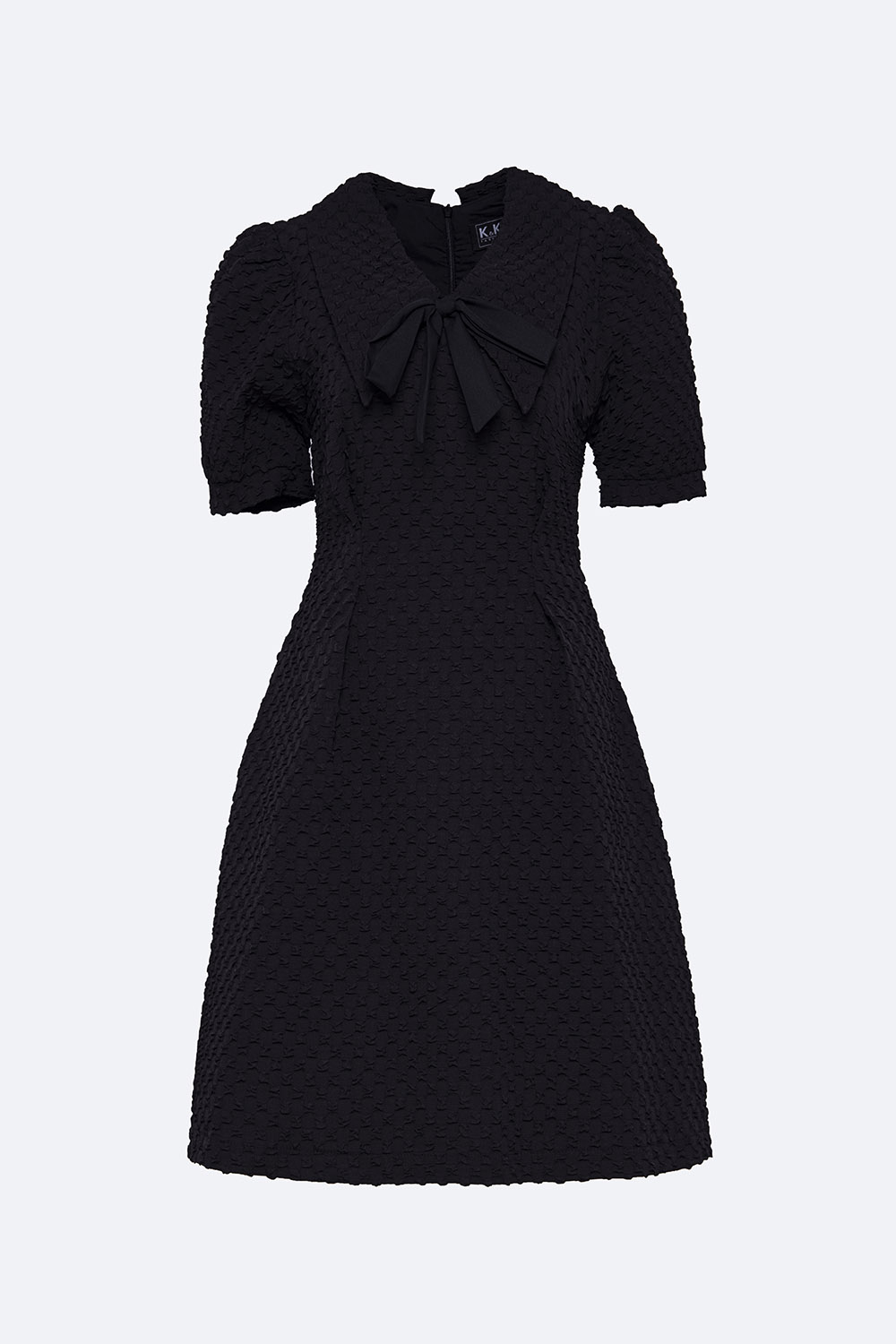 Đầm đen xòe cổ sen phối nơ tay ngắn