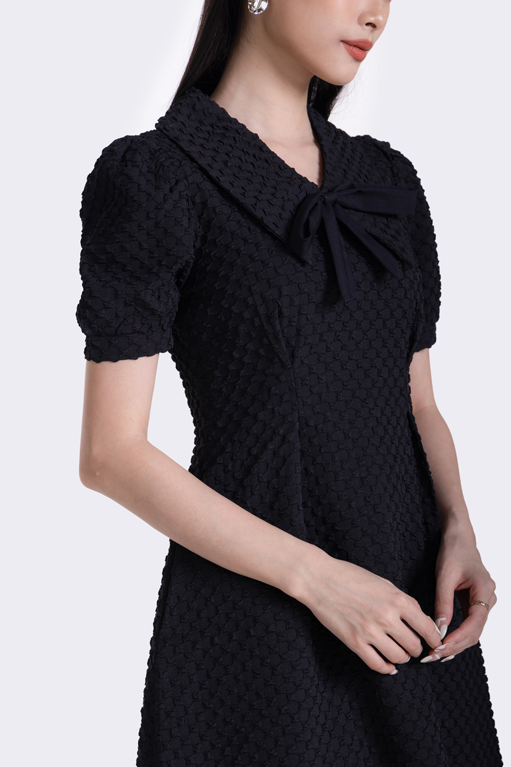 Đầm đen xòe cổ sen phối nơ tay ngắn