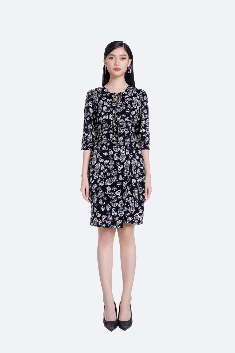 Đầm đen họa tiết chữ A tùng đắp chéo