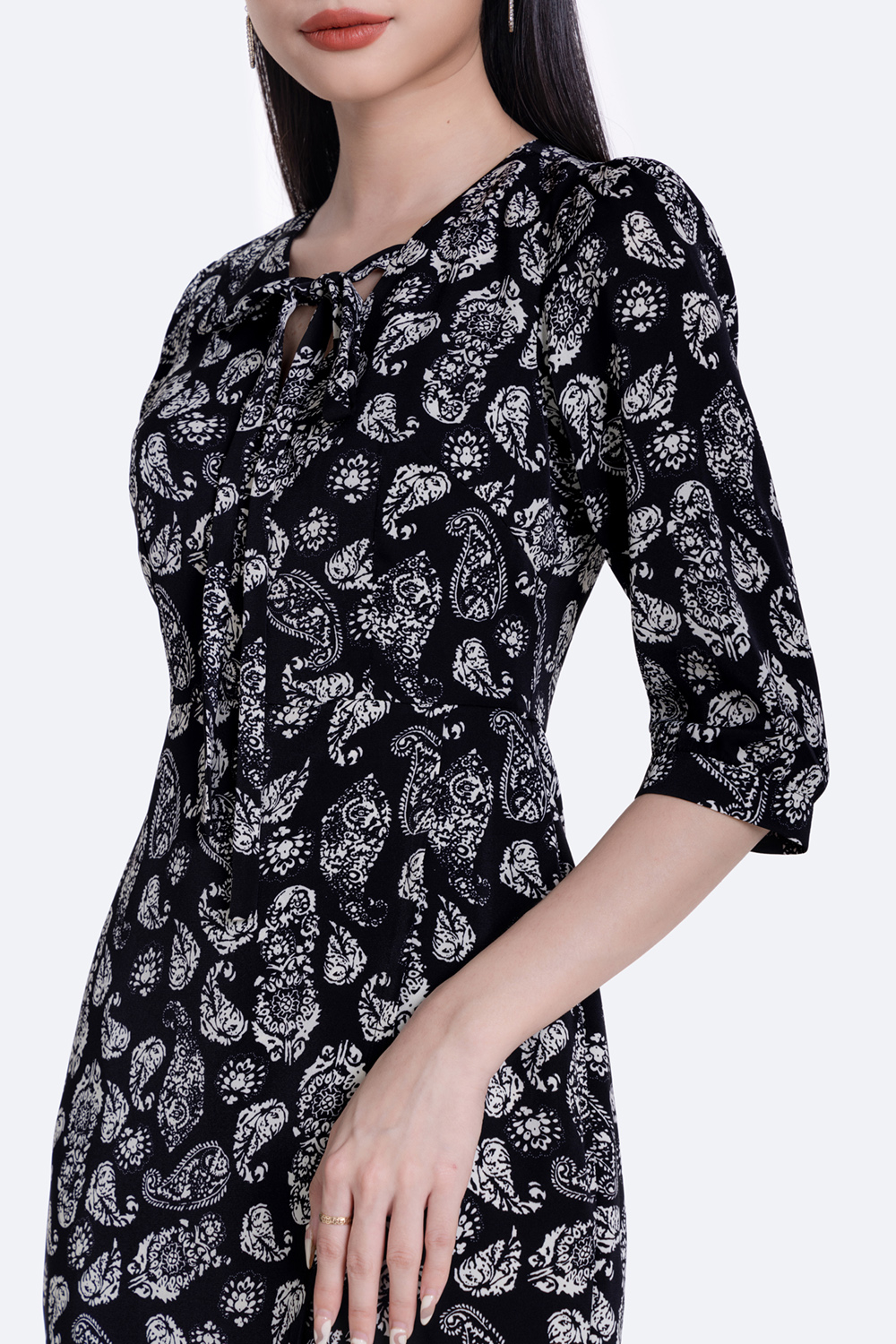 Đầm đen họa tiết chữ A tùng đắp chéo