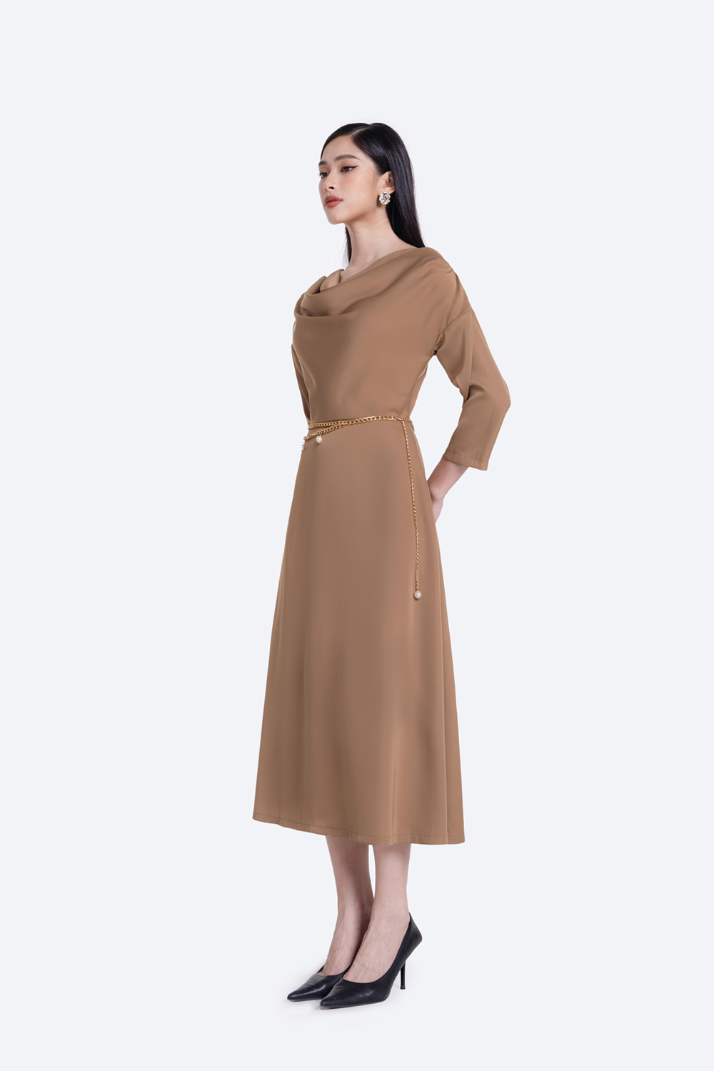 Đầm midi dáng xòe qua gối cổ đổ