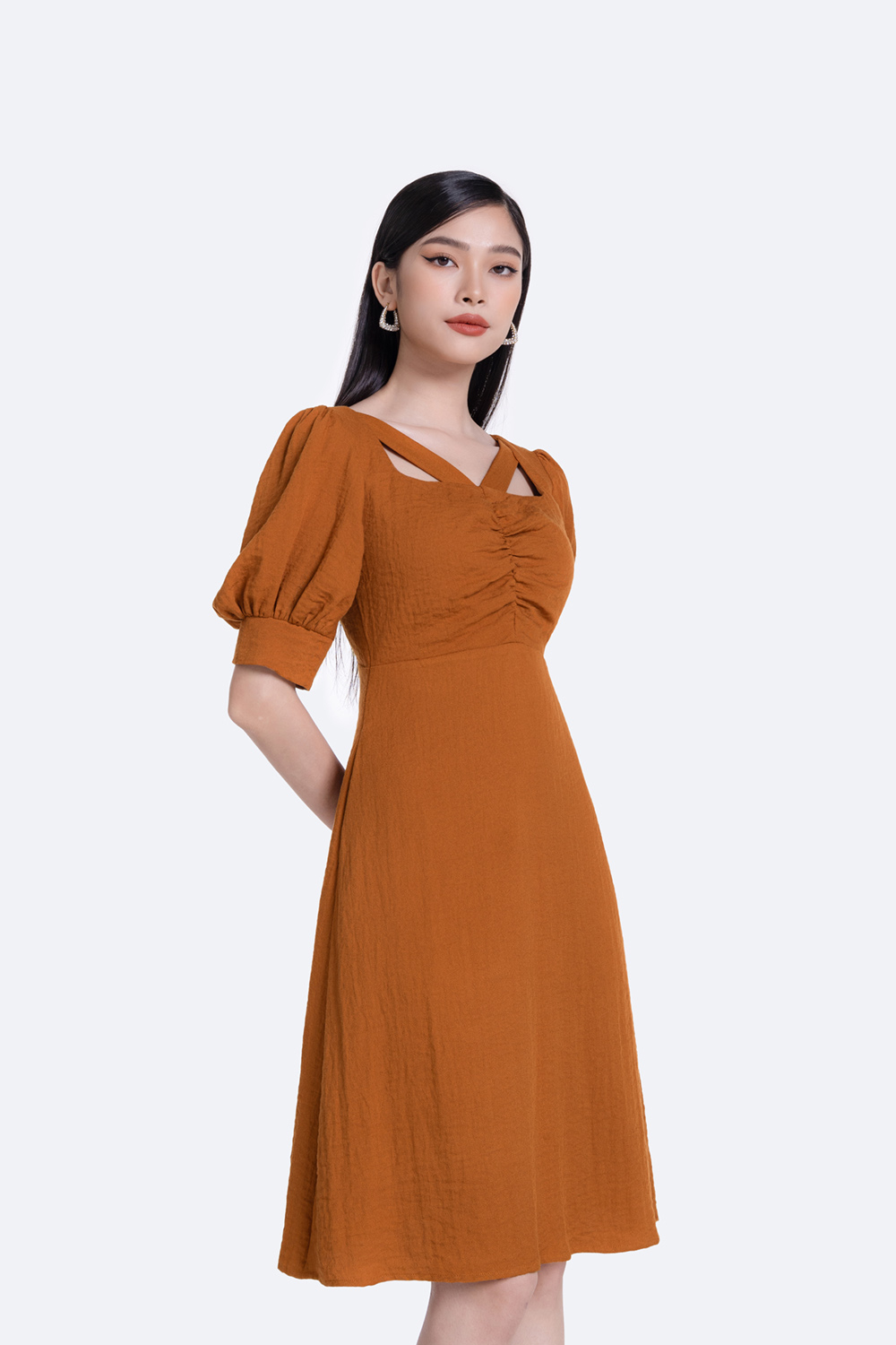 Đầm xòe nhún ngực cổ cut-out