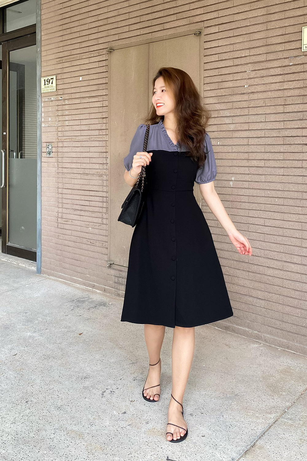 Đầm đen xòe công sở phối màu