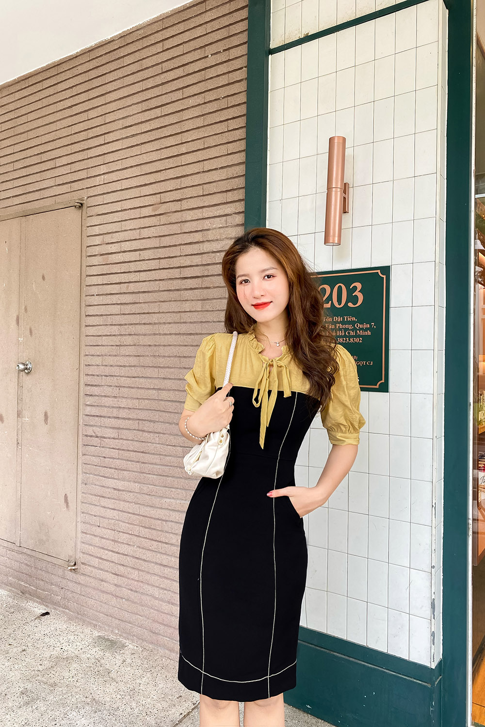 Đầm đen công sở dáng ôm phối màu