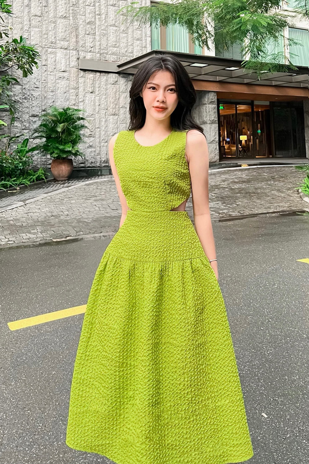 Đầm xòe sát nách eo cut-out