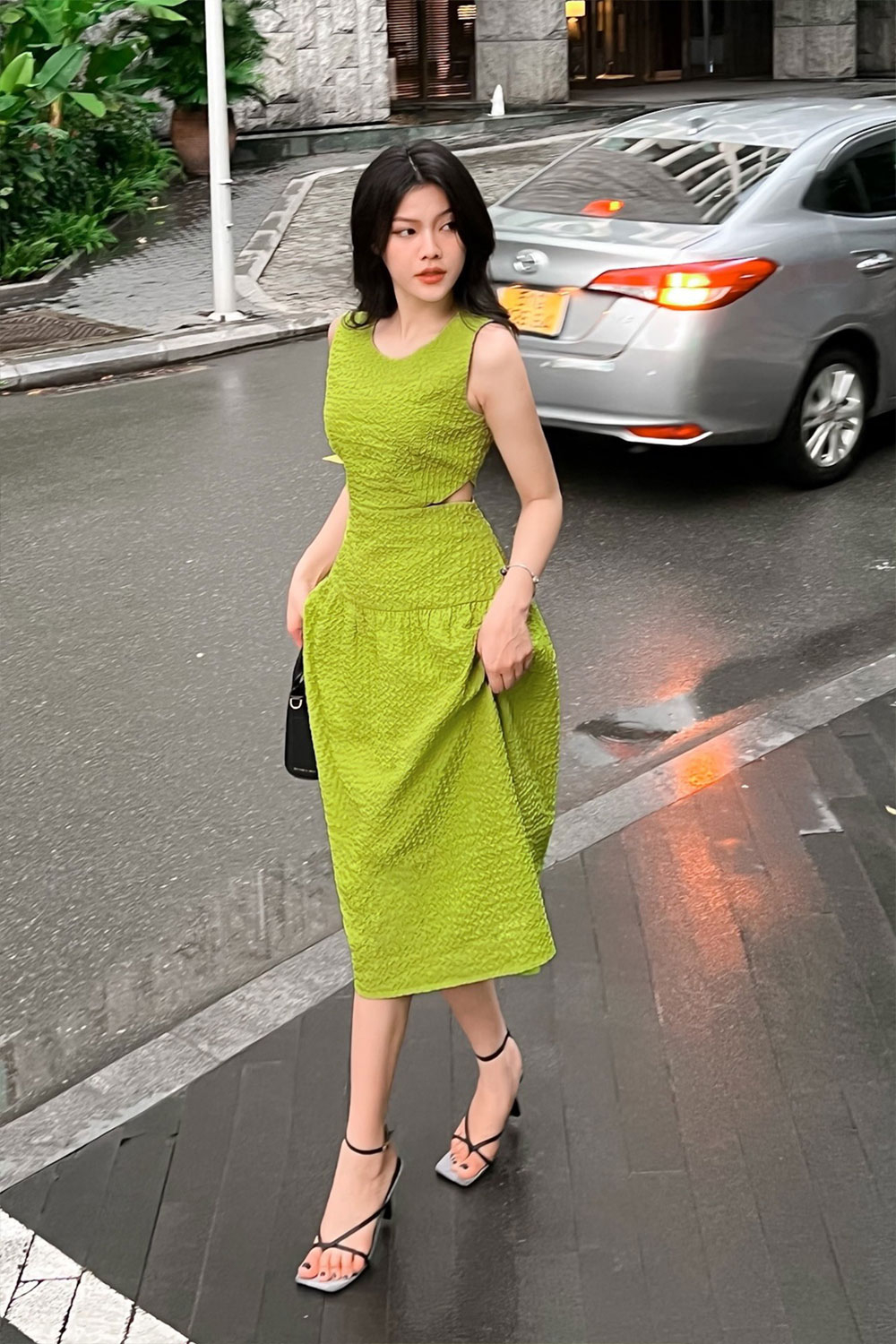 Đầm xòe sát nách eo cut-out