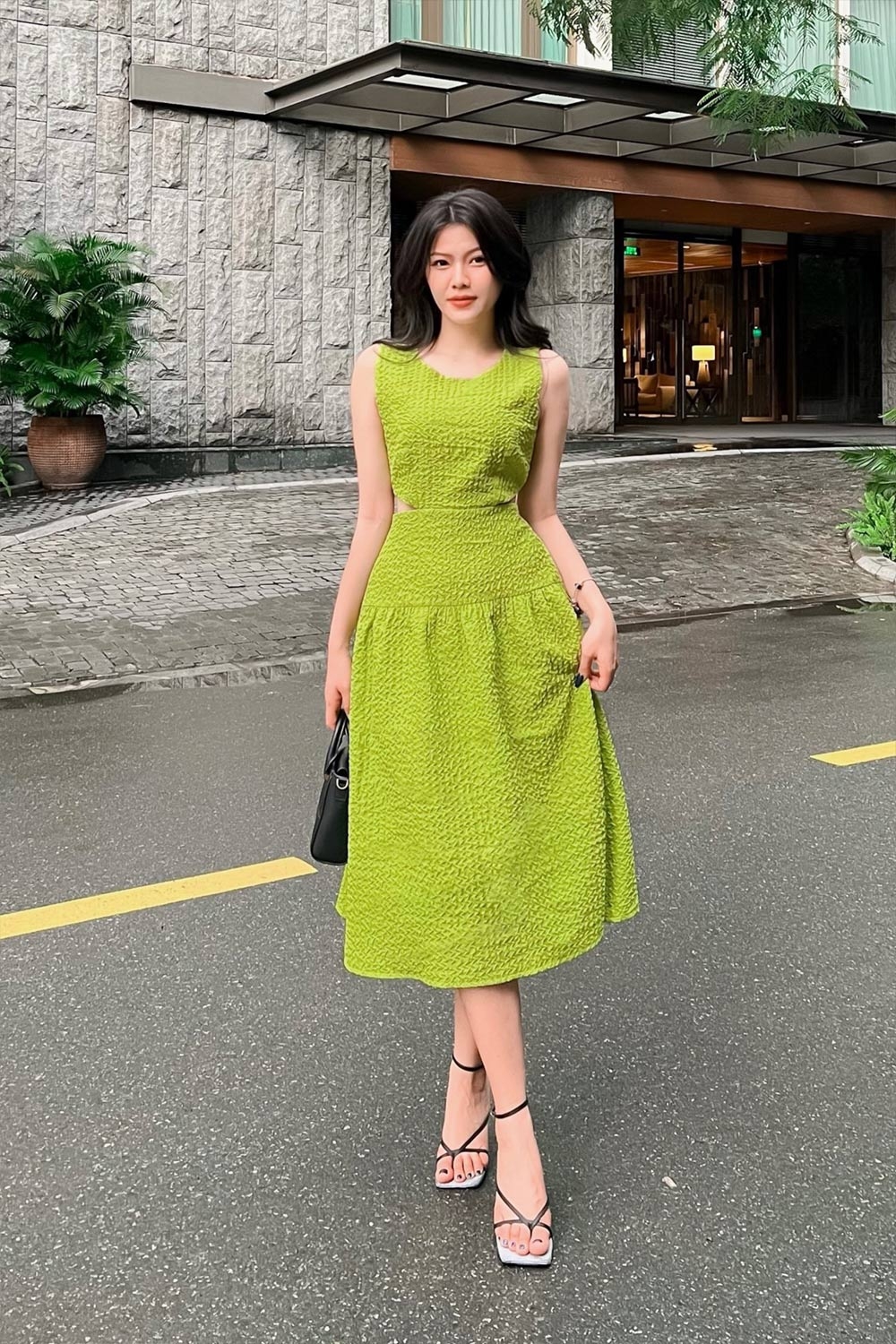 Đầm xòe sát nách eo cut-out