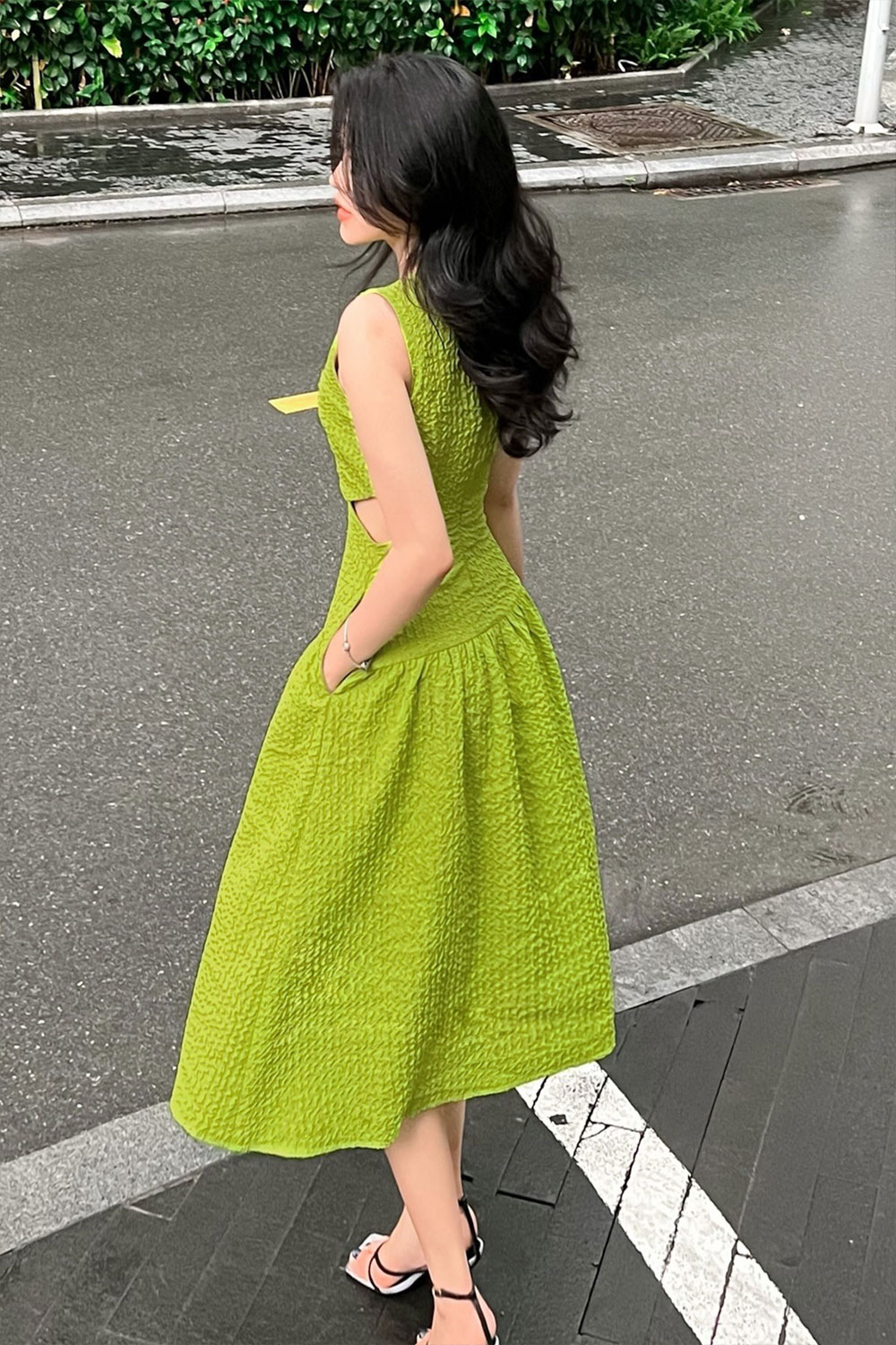 Đầm xòe sát nách eo cut-out