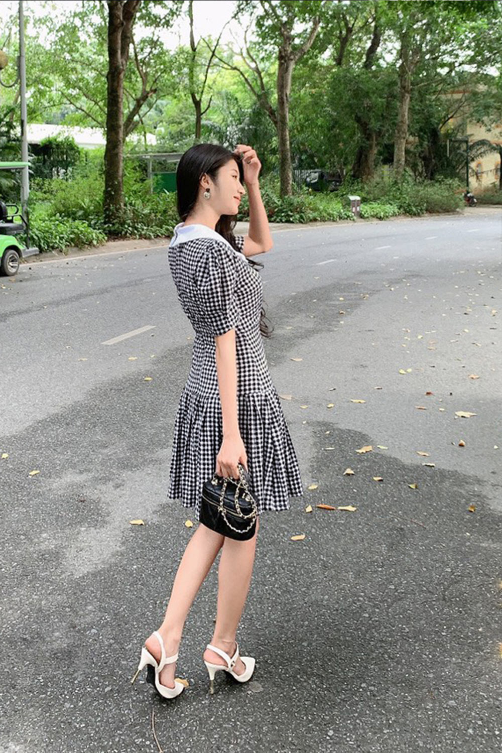 Đầm caro đuôi cá cổ sen trắng