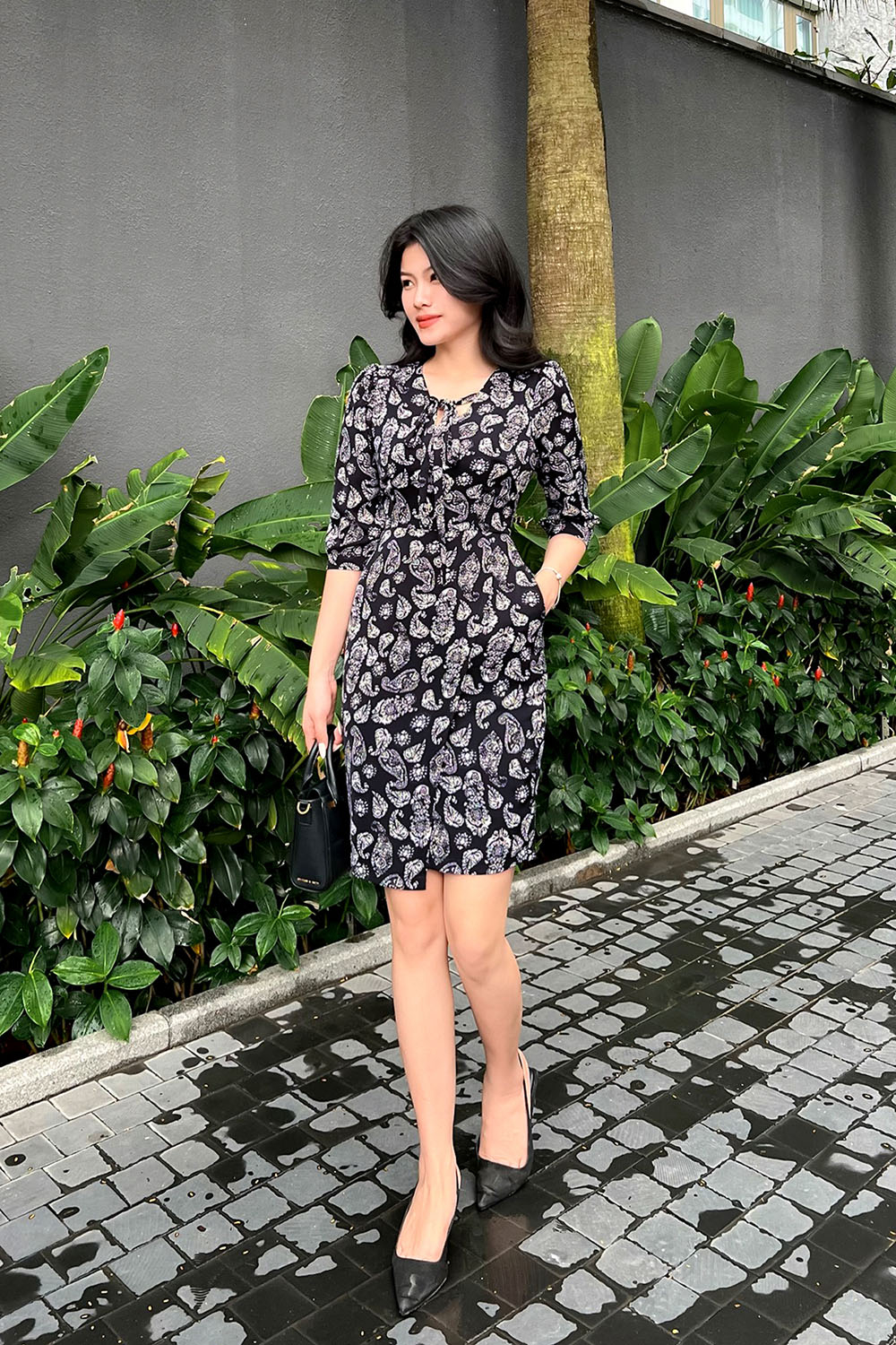 Đầm đen họa tiết chữ A tùng đắp chéo