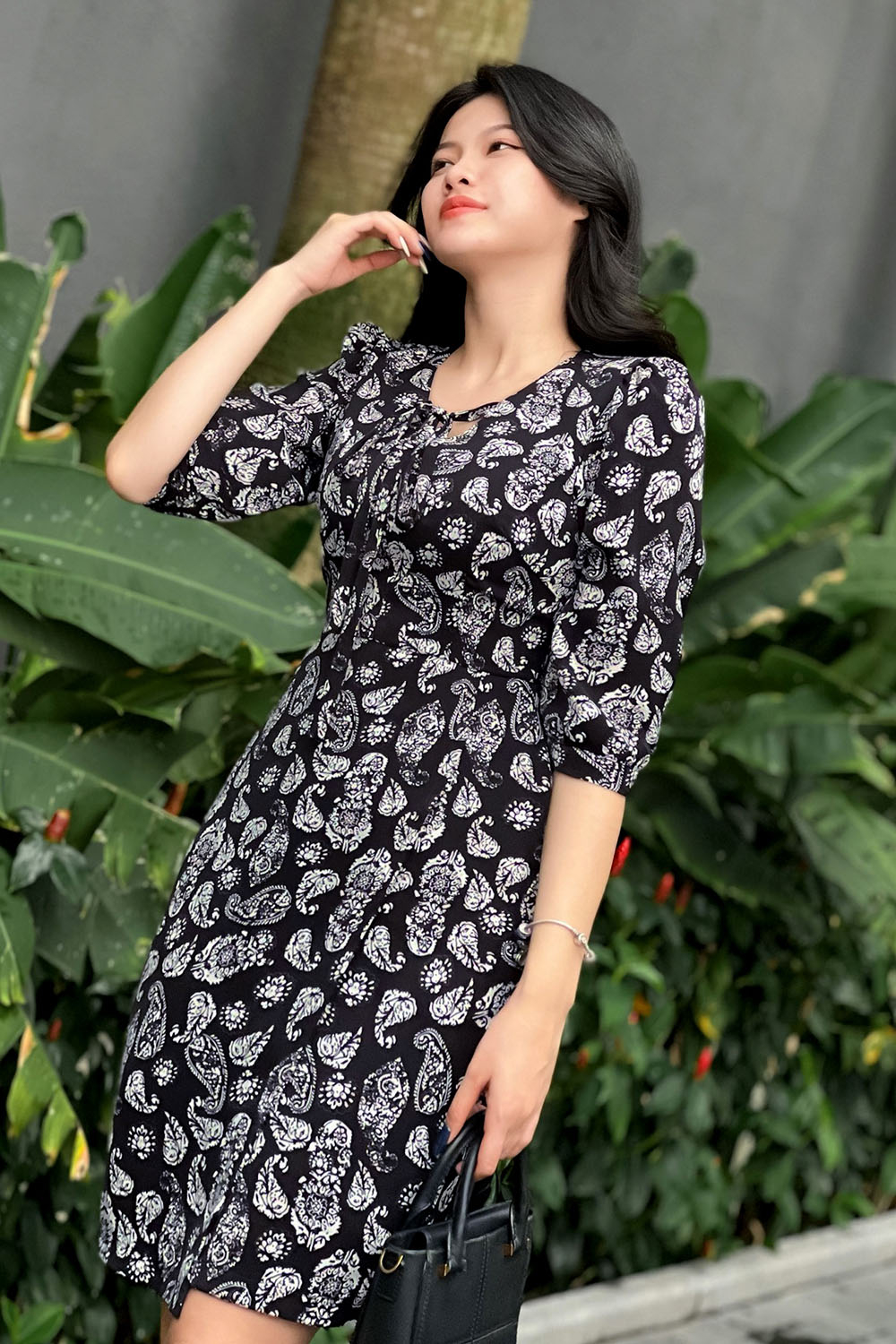 Đầm đen họa tiết chữ A tùng đắp chéo