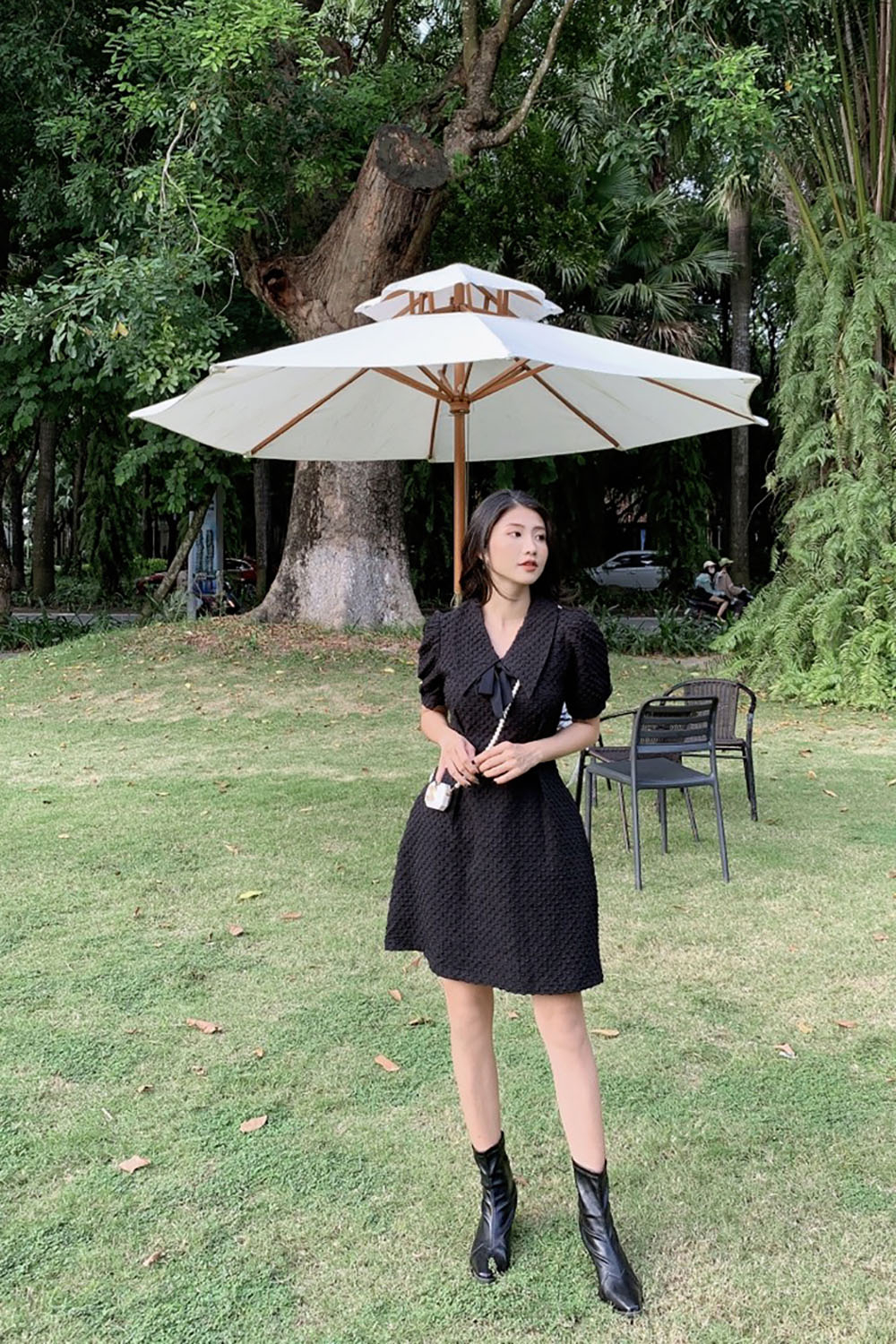 Đầm đen xòe cổ sen phối nơ tay ngắn