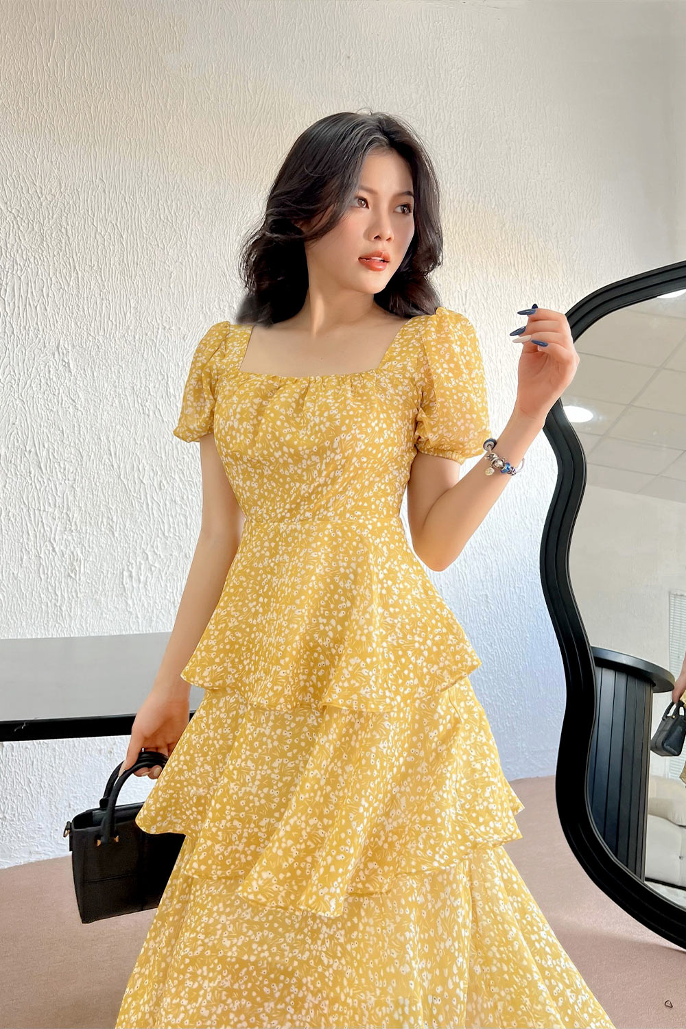 Đầm voan hoa nhí xếp tầng cổ vuông